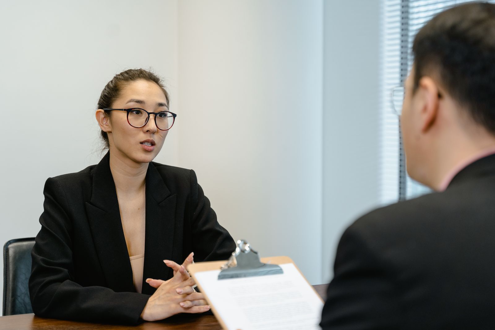 事実を知っているだけで、会話の重さが変わる(写真はイメージ)